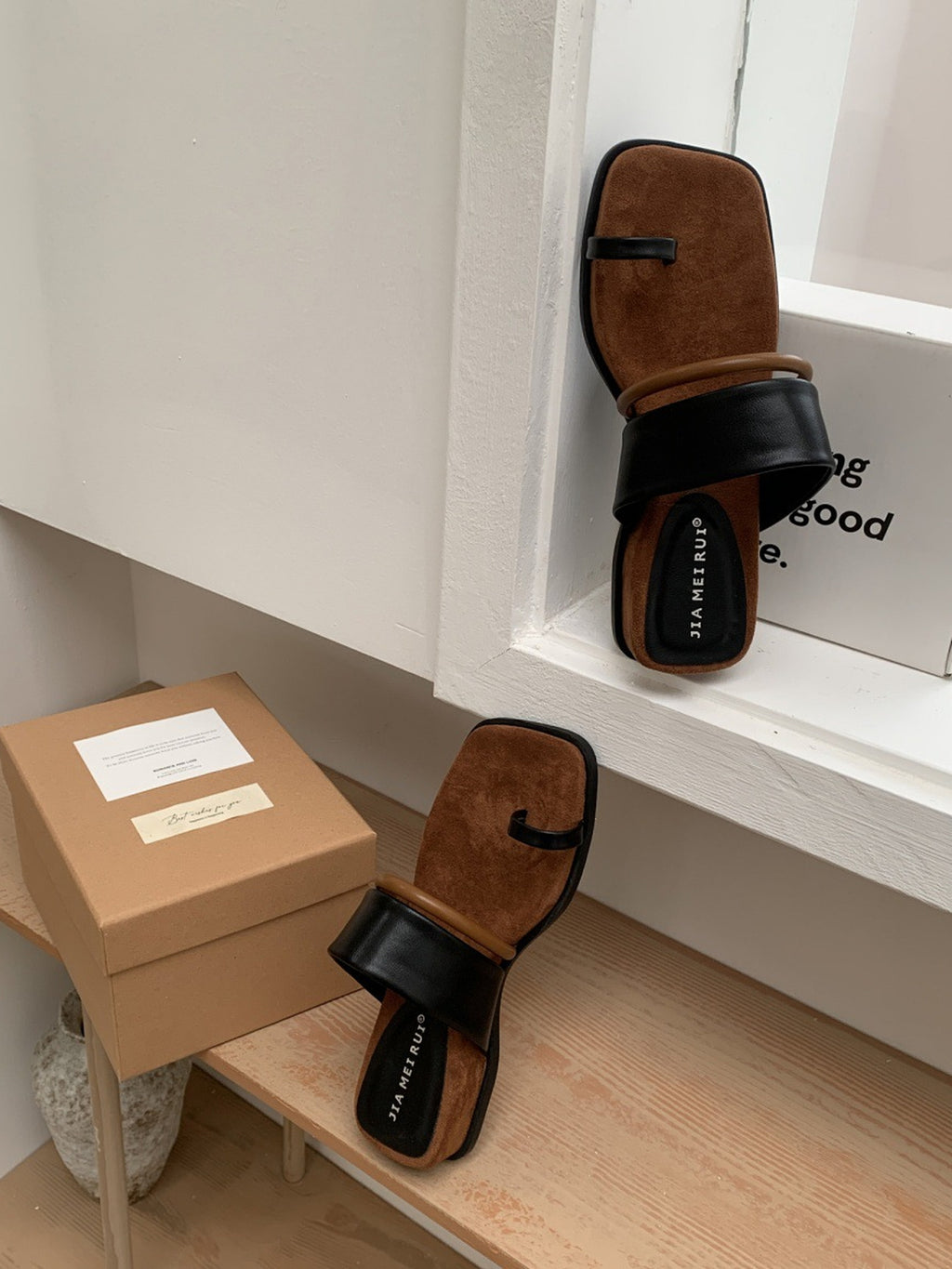 Toe Ring Line Sandals — BL1005
