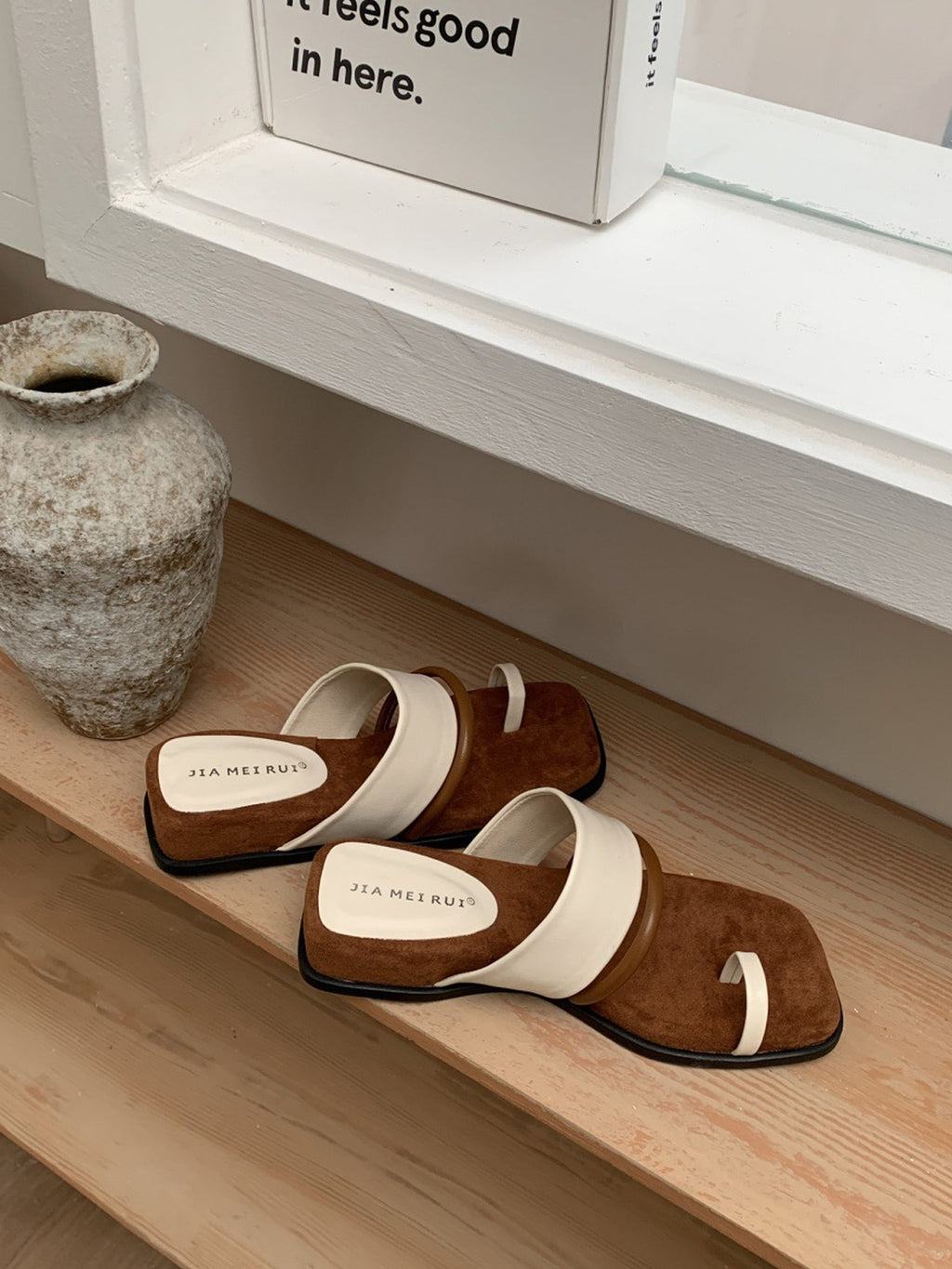 Toe Ring Line Sandals — BL1005
