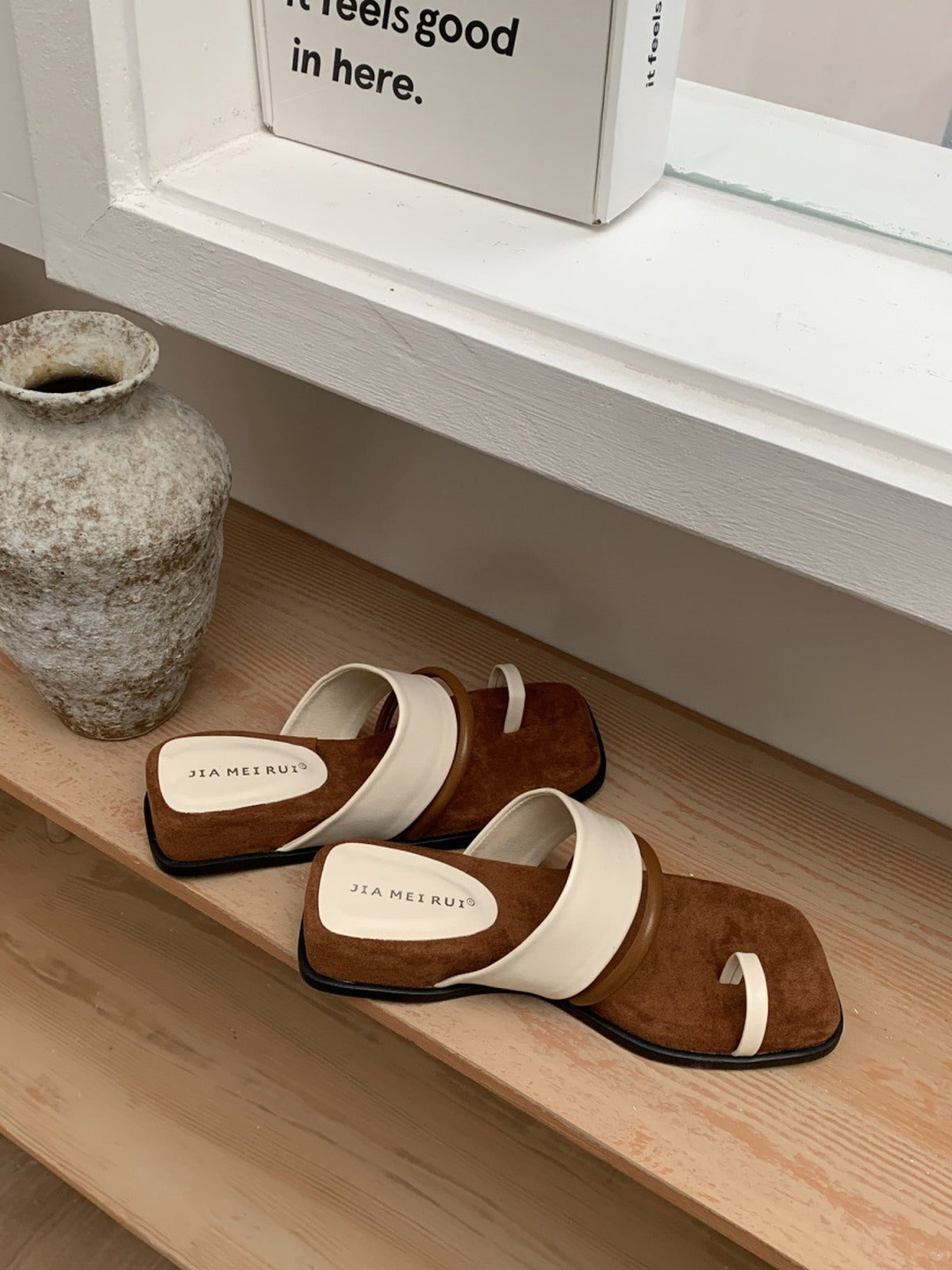 Toe Ring Line Sandals — BL1005